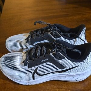 Womens Size 7 Nike Pegasus 40 Black and White Sneakers